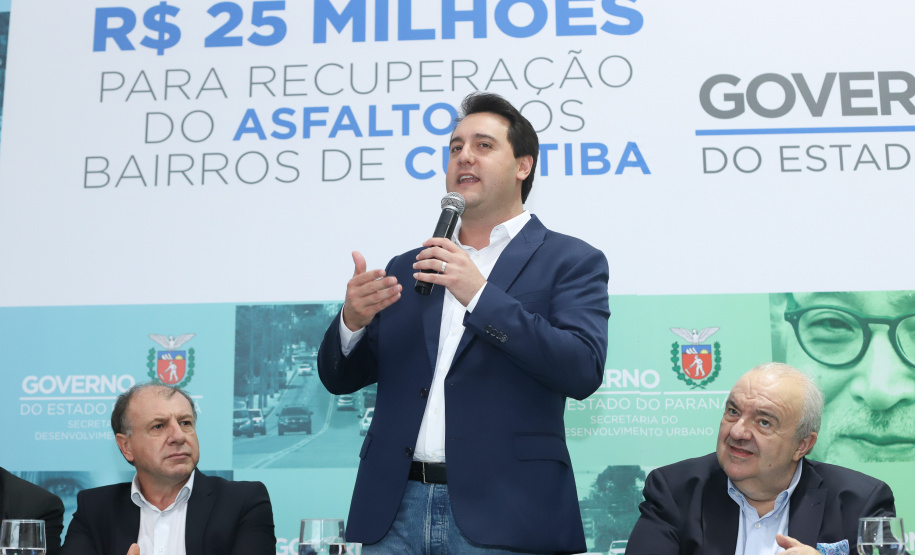 O governador Carlos Massa Ratinho Junior autoriza nesta quinta-feira (21) recursos para obras de recape asfáltico em ruas de 36 bairros de Curitiba. A assinatura contou com a presença do prefeito Rafael Greca e o secretário de Estado do Desenvolvimento Urbano, João Carlos Ortega, no Palácio Iguaçu, Curitiba, 21/03/2019 - Foto: Rodrigo Felix Leal/ANPr