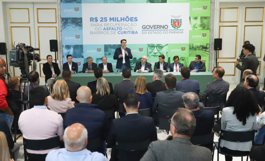 O governador Carlos Massa Ratinho Junior autoriza nesta quinta-feira (21) recursos para obras de recape asfáltico em ruas de 36 bairros de Curitiba. A assinatura contou com a presença do prefeito Rafael Greca e o secretário de Estado do Desenvolvimento Urbano, João Carlos Ortega, no Palácio Iguaçu, Curitiba, 21/03/2019 - Foto: Rodrigo Felix Leal/ANPr