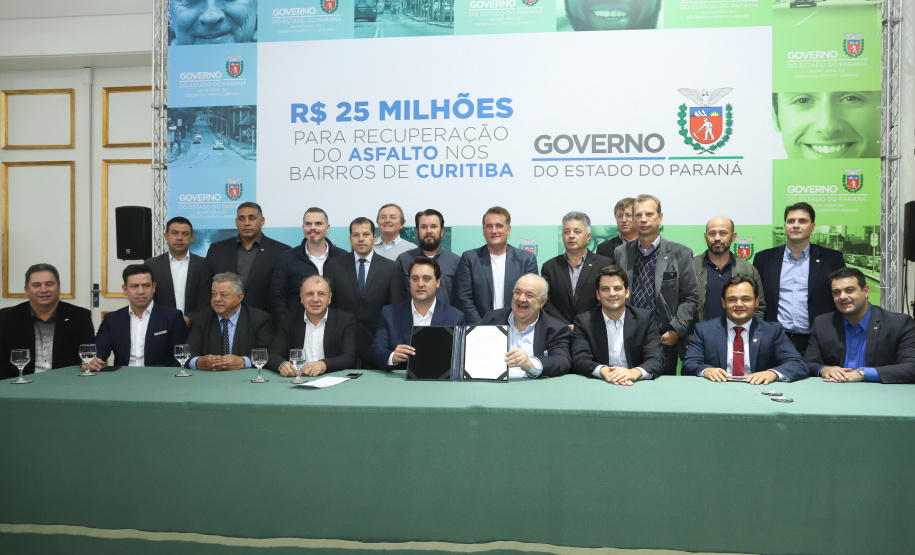 O governador Carlos Massa Ratinho Junior autoriza nesta quinta-feira (21) recursos para obras de recape asfáltico em ruas de 36 bairros de Curitiba. A assinatura contou com a presença do prefeito Rafael Greca e o secretário de Estado do Desenvolvimento Urbano, João Carlos Ortega, no Palácio Iguaçu, Curitiba, 21/03/2019 - Foto: Rodrigo Felix Leal/ANPr