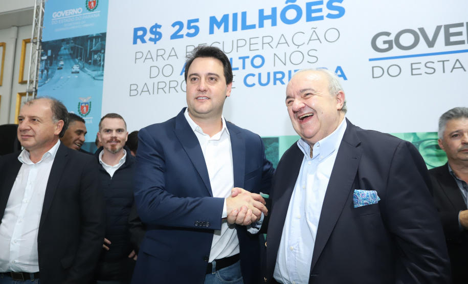 O governador Carlos Massa Ratinho Junior autoriza nesta quinta-feira (21) recursos para obras de recape asfáltico em ruas de 36 bairros de Curitiba. A assinatura contou com a presença do prefeito Rafael Greca e o secretário de Estado do Desenvolvimento Urbano, João Carlos Ortega, no Palácio Iguaçu, Curitiba, 21/03/2019 - Foto: Rodrigo Felix Leal/ANPr