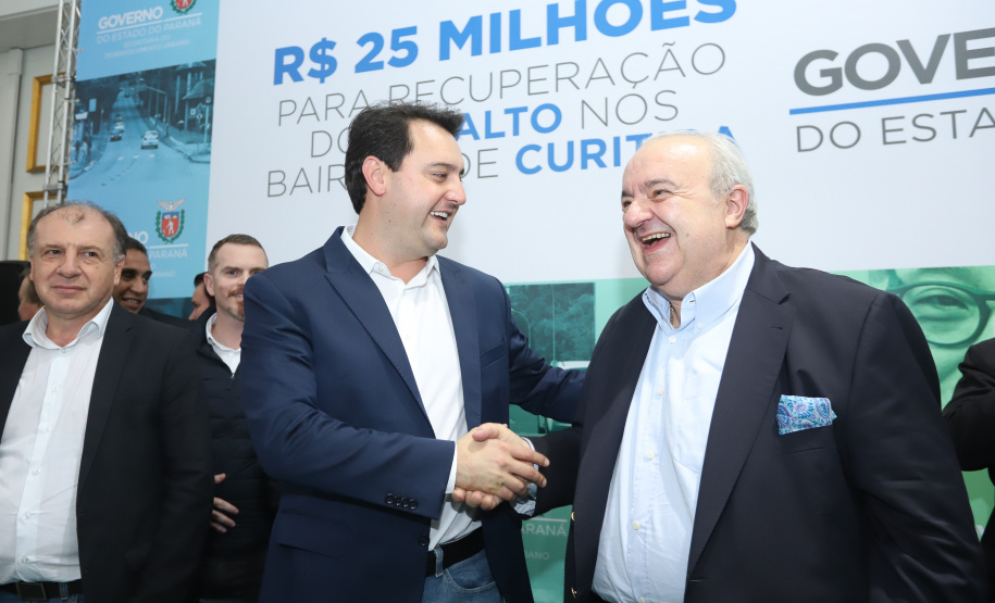 O governador Carlos Massa Ratinho Junior autoriza nesta quinta-feira (21) recursos para obras de recape asfáltico em ruas de 36 bairros de Curitiba. A assinatura contou com a presença do prefeito Rafael Greca e o secretário de Estado do Desenvolvimento Urbano, João Carlos Ortega, no Palácio Iguaçu, Curitiba, 21/03/2019 - Foto: Rodrigo Felix Leal/ANPr
