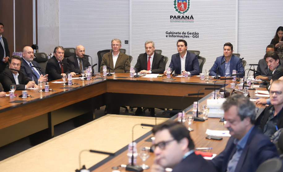 O governador Carlos Massa Ratinho Junior apresentou nesta quinta-feira (21) a procuradores e promotores do Ministério Público do Paraná (MPPR) o planejamento do Estado para a próxima década, com projetos estruturantes, investimentos sociais e parcerias público-privadas, além de uma visão inovadora sobre o agronegócio.
. Foto: Rodrigo Felix Leal/ANPr