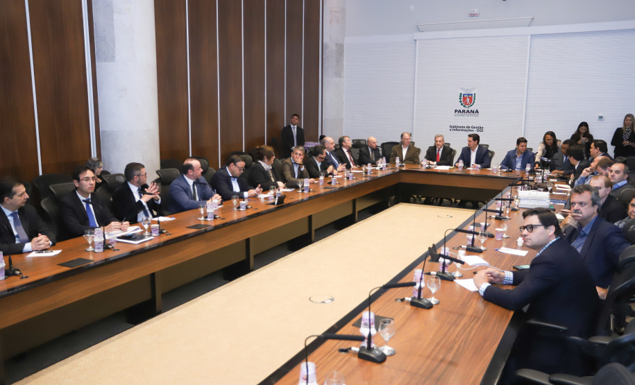 O governador Carlos Massa Ratinho Junior apresentou nesta quinta-feira (21) a procuradores e promotores do Ministério Público do Paraná (MPPR) o planejamento do Estado para a próxima década, com projetos estruturantes, investimentos sociais e parcerias público-privadas, além de uma visão inovadora sobre o agronegócio.
Foto: Rodrigo Felix Leal/ANPr
