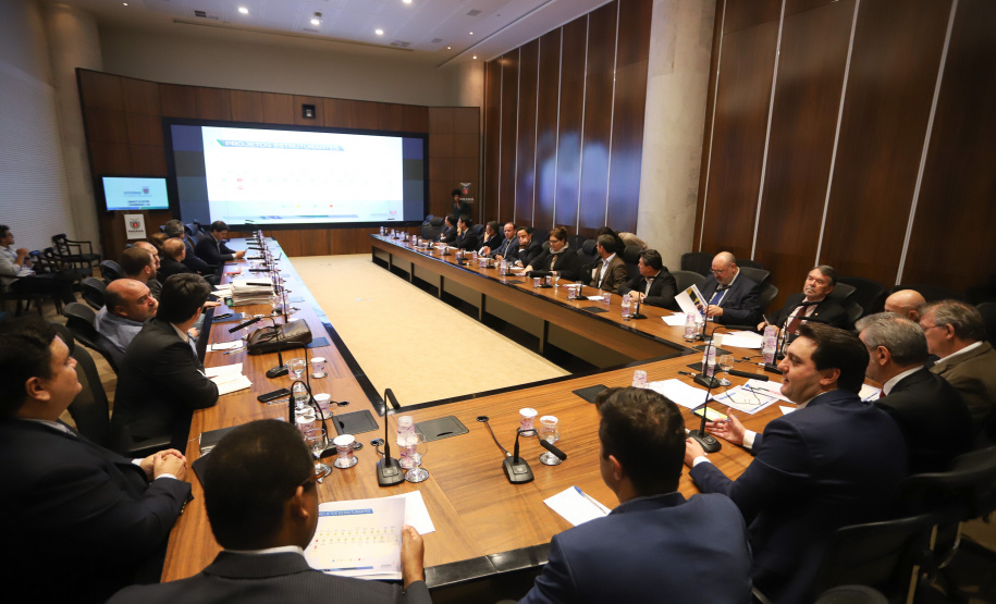 O governador Carlos Massa Ratinho Junior apresentou nesta quinta-feira (21) a procuradores e promotores do Ministério Público do Paraná (MPPR) o planejamento do Estado para a próxima década, com projetos estruturantes, investimentos sociais e parcerias público-privadas, além de uma visão inovadora sobre o agronegócio.
Foto: Rodrigo Felix Leal/ANPr