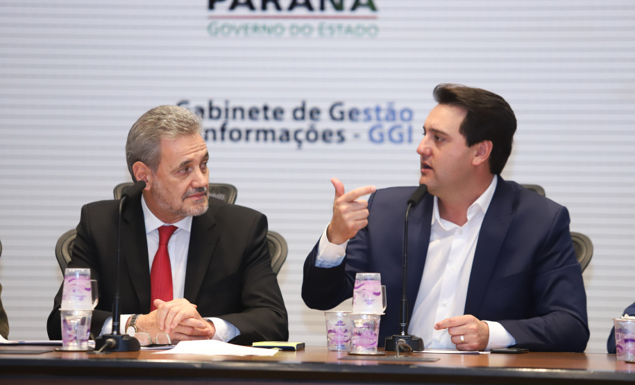 O governador Carlos Massa Ratinho Junior apresentou nesta quinta-feira (21) a procuradores e promotores do Ministério Público do Paraná (MPPR) o planejamento do Estado para a próxima década, com projetos estruturantes, investimentos sociais e parcerias público-privadas, além de uma visão inovadora sobre o agronegócio.
Foto: Rodrigo Felix Leal/ANPr