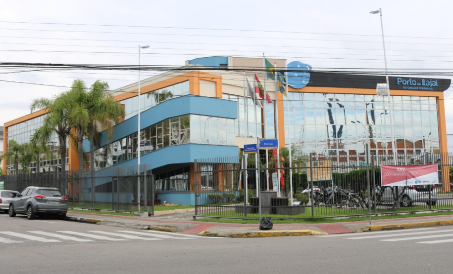 A equipe da Diretoria de Meio Ambiente da Administração dos Portos do Paraná participa, no Porto de Itajaí, em Santa Catarina, do 25º Cooperaportos. O evento termina hoje (22/03), e os profissionais voltam ao Estado com a proposta de que o Porto de Paranaguá sedie a próxima edição do evento, por ser referência nacional em gestão ambiental portuária. - Foto: Paulo Pereira/ Grupo Ambipar