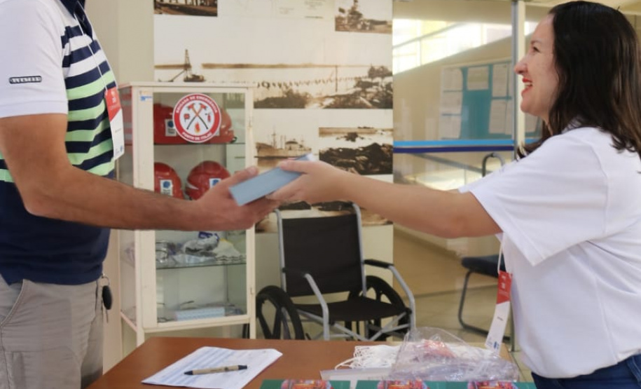 A equipe da Diretoria de Meio Ambiente da Administração dos Portos do Paraná participa, no Porto de Itajaí, em Santa Catarina, do 25º Cooperaportos. O evento termina hoje (22/03), e os profissionais voltam ao Estado com a proposta de que o Porto de Paranaguá sedie a próxima edição do evento, por ser referência nacional em gestão ambiental portuária. - Foto: Paulo Pereira/ Grupo Ambipar