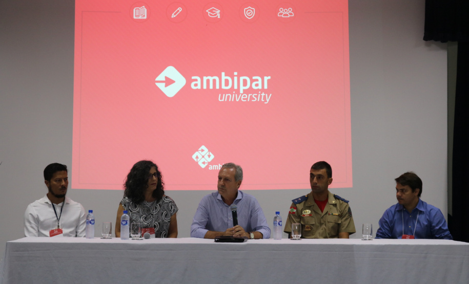 A equipe da Diretoria de Meio Ambiente da Administração dos Portos do Paraná participa, no Porto de Itajaí, em Santa Catarina, do 25º Cooperaportos. O evento termina hoje (22/03), e os profissionais voltam ao Estado com a proposta de que o Porto de Paranaguá sedie a próxima edição do evento, por ser referência nacional em gestão ambiental portuária. Na foto,  representante da Gerência de Meio Ambiente e Sustentabilidade da Antaq, Maria Luiza Gusmão.  -  Foto: Paulo Pereira/ Grupo Ambipar