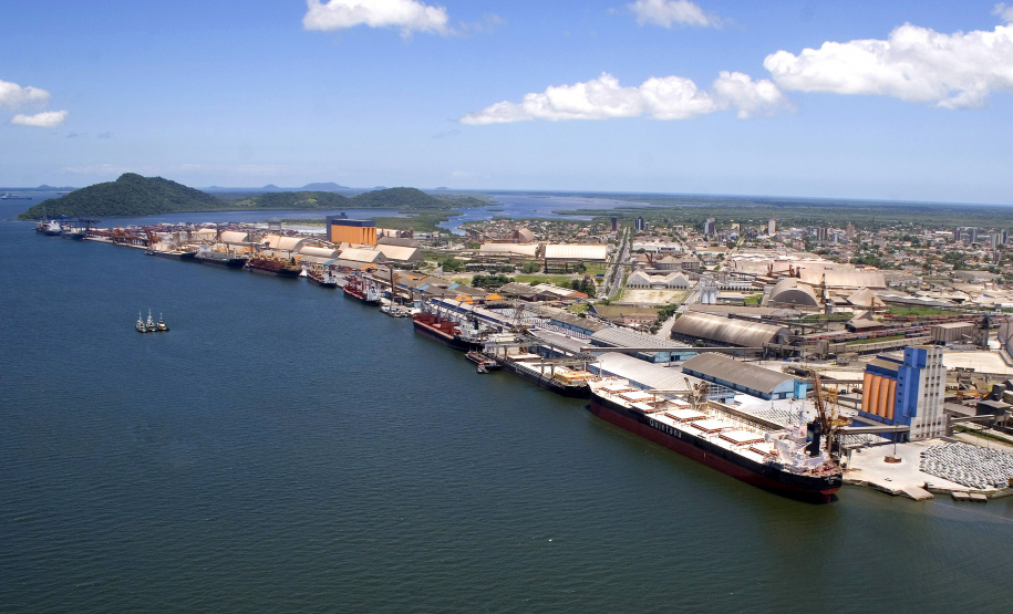 A equipe da Diretoria de Meio Ambiente da Administração dos Portos do Paraná participa, no Porto de Itajaí, em Santa Catarina, do 25º Cooperaportos. O evento termina hoje (22/03), e os profissionais voltam ao Estado com a proposta de que o Porto de Paranaguá sedie a próxima edição do evento, por ser referência nacional em gestão ambiental portuária. - Foto: Arquivo ANPr