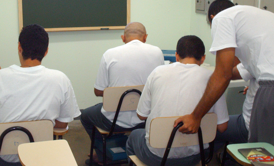 No Paraná, foram aprovados 74% dos jovens em cumprimento de medida socioeducativa que fizeram o Encceja Nacional PPL 2018. O Exame Nacional para Certificação de Competências de Jovens e Adultos para Pessoas Privadas de Liberdade e Jovens sob Medidas Socioeducativas que inclua privação de liberdade foi aplicado a 368 adolescentes em 16 das 27 unidades do Estado. O balanço nacional foi divulgado nesta semana pelo Ministério da Educação.  -  Foto: Arquivo AEN