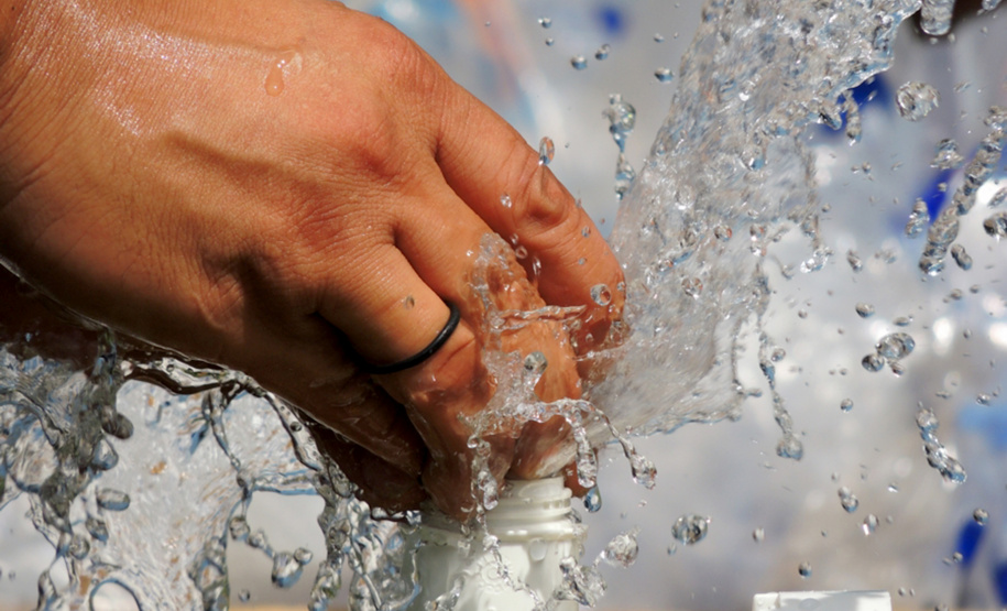Neste 22 de março, em que se comemora o Dia Mundial da Água, a Sanepar preparou diversas atividades que serão realizadas até o final do mês, nas regiões Oeste e Sudoeste. Em Pato Branco, com parcerias dos Rotary Club Amizade e Pato Branco, junto com o Interact, será a coleta de óleo usado nos bairros Alto da Gloria, São João e São Pedro.  -  22/03/2019  -  Foto:Maria Claudia Lara da Costa de Azevedo