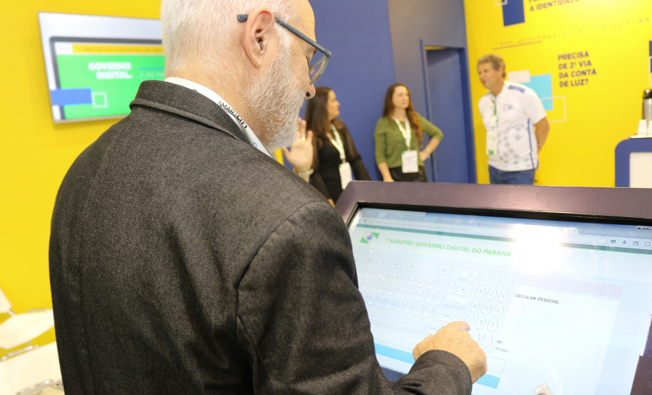 O diretor-presidente da Celepar, Allan Costa, participou nesta sexta-feira (22), segundo dia do Smart City Expo Curitiba, de painel sobre ecossistema de desenvolvimento local e inovação onde falou sobre como a inovação deve ser aplicada na vida das pessoas, e também, reforçou a importância da participação do Governo do Paraná nesse ambiente de discussão sobre o uso da tecnologia nas cidades e na gestão pública. Foto: Divulgação/Celepar