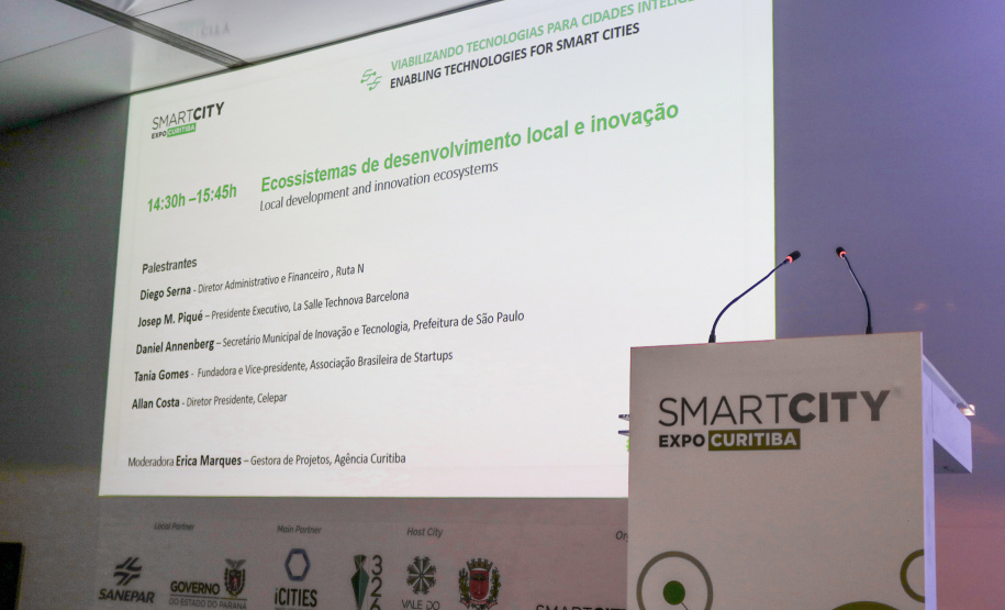 O diretor-presidente da Celepar, Allan Costa, participou nesta sexta-feira (22), segundo dia do Smart City Expo Curitiba, de painel sobre ecossistema de desenvolvimento local e inovação onde falou sobre como a inovação deve ser aplicada na vida das pessoas, e também, reforçou a importância da participação do Governo do Paraná nesse ambiente de discussão sobre o uso da tecnologia nas cidades e na gestão pública. Foto: Divulgação/Celepar