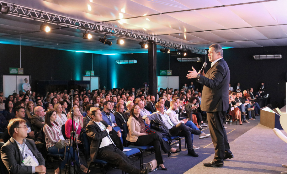 O diretor-presidente da Celepar, Allan Costa, participou nesta sexta-feira (22), segundo dia do Smart City Expo Curitiba, de painel sobre ecossistema de desenvolvimento local e inovação onde falou sobre como a inovação deve ser aplicada na vida das pessoas, e também, reforçou a importância da participação do Governo do Paraná nesse ambiente de discussão sobre o uso da tecnologia nas cidades e na gestão pública. Foto: Divulgação/Celepar