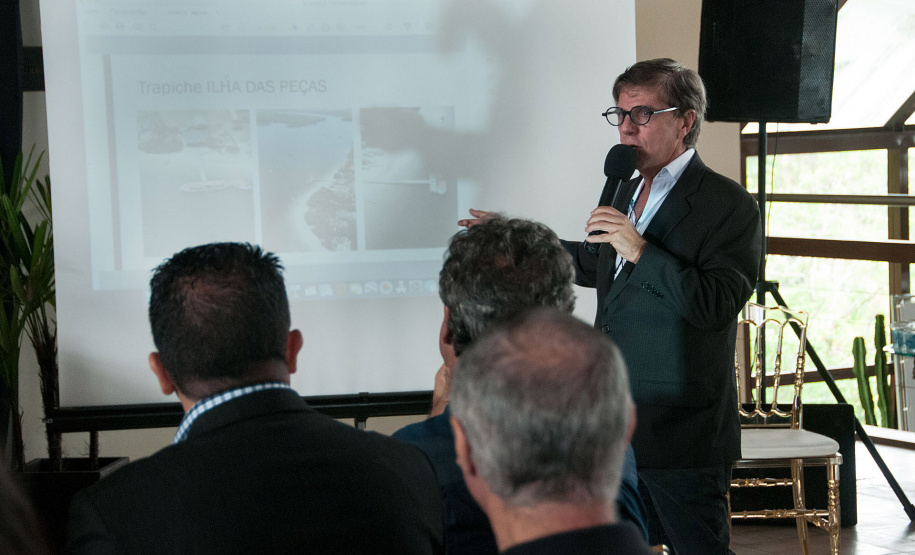 O turismo sustentável aliado à qualidade da água foi um dos destaques do lançamento do Guia Náutica – Águas do Paraná , na manhã desta sexta-feira (22), em Guaratuba, como parte das comemorações do Dia da Água. A publicação apresenta ilhas, praias, rios, lagos e represas de todas as regiões do Estado, no litoral e interior, como potencialidades para o turismo náutico. Na foto, Ernani Parcionik enfatiza importância da água limpa para o turismo.Foto: André Thiago/Sanepar