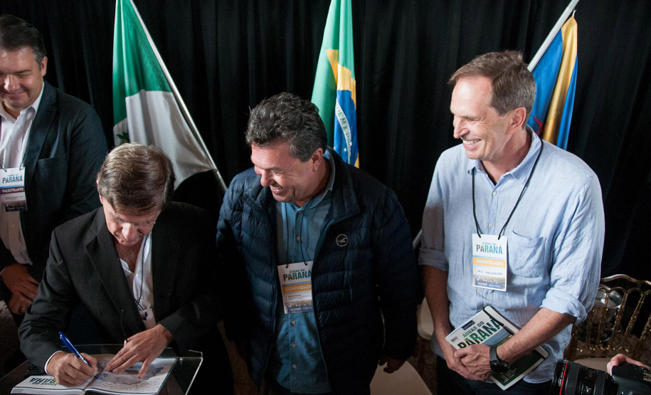 O turismo sustentável aliado à qualidade da água foi um dos destaques do lançamento do Guia Náutica – Águas do Paraná , na manhã desta sexta-feira (22), em Guaratuba, como parte das comemorações do Dia da Água