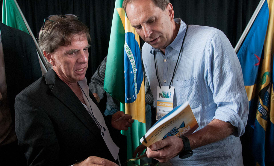 O turismo sustentável aliado à qualidade da água foi um dos destaques do lançamento do Guia Náutica – Águas do Paraná , na manhã desta sexta-feira (22), em Guaratuba, como parte das comemorações do Dia da Água. A publicação apresenta ilhas, praias, rios, lagos e represas de todas as regiões do Estado, no litoral e interior, como potencialidades para o turismo náutico. Na foto, Ernani Parcionik conversa com diretor de Meio Ambiente da Sanepar, Júlio Gonchorosky.Foto:André Thiago/Sanepar