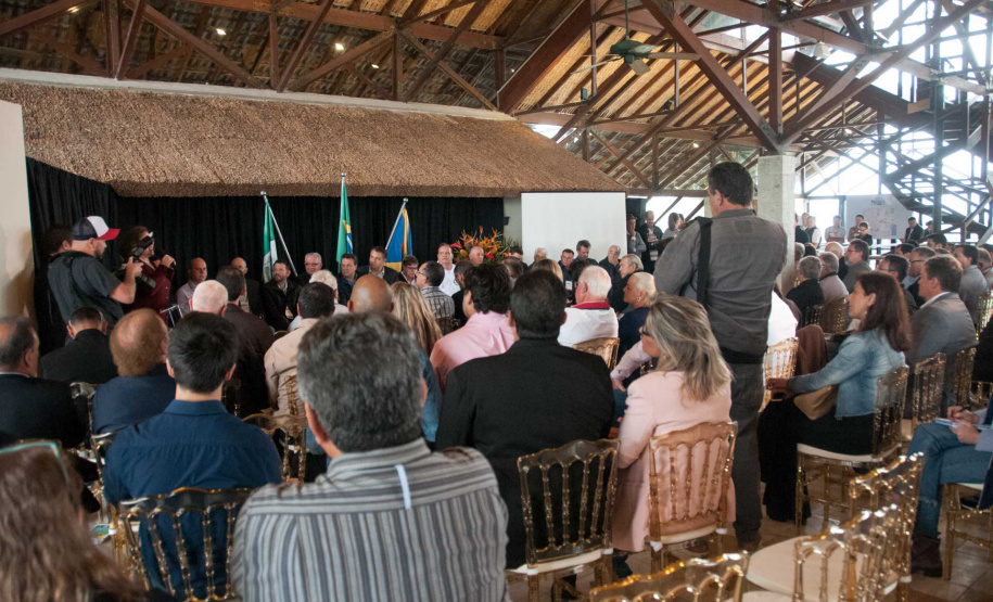 O turismo sustentável aliado à qualidade da água foi um dos destaques do lançamento do Guia Náutica – Águas do Paraná , na manhã desta sexta-feira (22), em Guaratuba, como parte das comemorações do Dia da Água. A publicação apresenta ilhas, praias, rios, lagos e represas de todas as regiões do Estado, no litoral e interior, como potencialidades para o turismo náutico.Foto: André Thiago/Sanepar