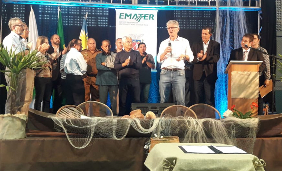 O Governo do Estado entregou nesta sexta-feira (22) equipamentos para a Colônia de Pescadores Z-5, em Pontal do Paraná, que devem aumentar a renda e melhorar a estrutura de trabalho na localidade. O valor total do projeto é de R$ 221 mil, sendo R$ 216,8 mil o repasse da Secretaria de Estado da Agricultura e R$ 4,4 mil de contrapartida da colônia. Foto: SEAB