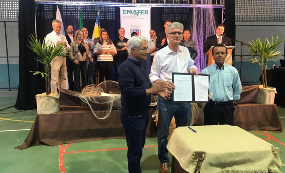 O Governo do Estado entregou nesta sexta-feira (22) equipamentos para a Colônia de Pescadores Z-5, em Pontal do Paraná, que devem aumentar a renda e melhorar a estrutura de trabalho na localidade. O valor total do projeto é de R$ 221 mil, sendo R$ 216,8 mil o repasse da Secretaria de Estado da Agricultura e R$ 4,4 mil de contrapartida da colônia. Foto: SEAB