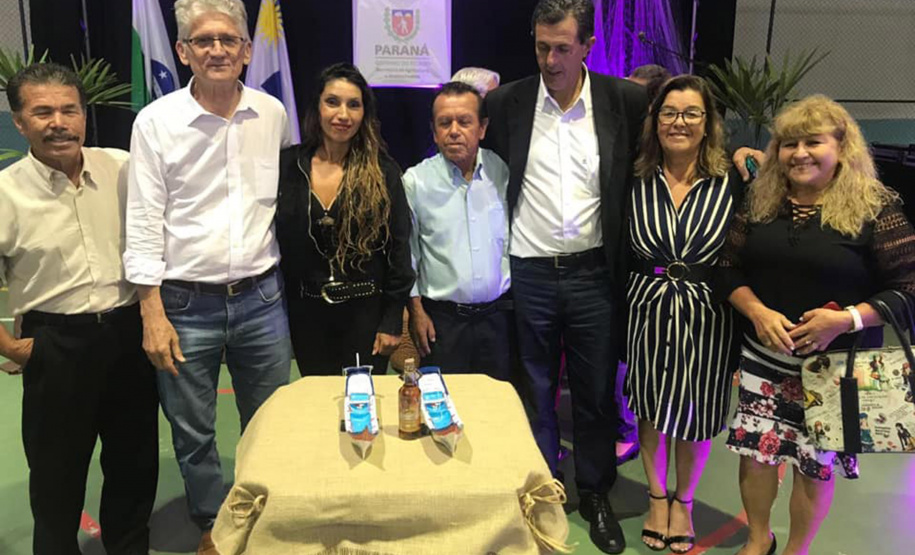 O Governo do Estado entregou nesta sexta-feira (22) equipamentos para a Colônia de Pescadores Z-5, em Pontal do Paraná, que devem aumentar a renda e melhorar a estrutura de trabalho na localidade. O valor total do projeto é de R$ 221 mil, sendo R$ 216,8 mil o repasse da Secretaria de Estado da Agricultura e R$ 4,4 mil de contrapartida da colônia. Foto: SEAB