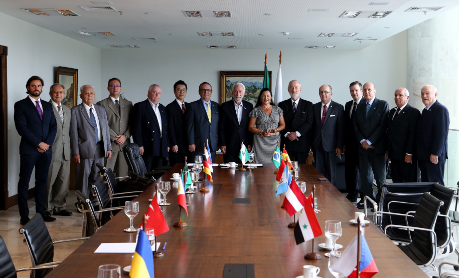 O governador em exercício Darci Piana se reuniu nesta sexta-feira (8) com 13 cônsules de países da Europa, Ásia e das Américas. A reunião no Palácio Iguaçu também contou com a participação do Chefe do Escritório de Representação do Ministério das Relações Exteriores no Paraná, embaixador Igor Kipman. Curitiba, 08/03/2019. Foto: Gilson Abreu/ANPr