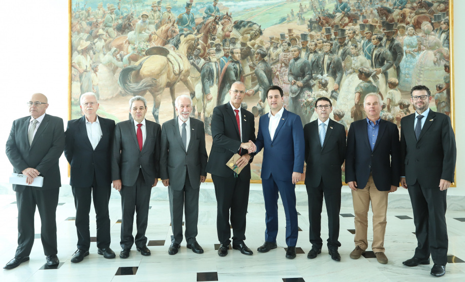 O governador Carlos Massa Ratinho Júnior e o embaixador de Israel no Brasil, Yossi Shelley, assinaram nesta quarta-feira (13) um protocolo de intenções nas áreas de ciência e tecnologia, segurança pública, agricultura, saúde, educação e reaproveitamento de água. Foto: Rodrigo Felix Leal/ANPr