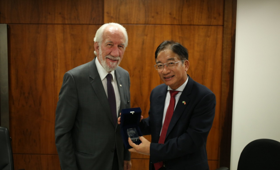 Vice-governador Darci Piana recebe o embaixador da República Socialista do Vietnã no Brasil, Do Ba Khoa, que veio ao Paraná para conhecer a produção agropecuária do Estado. - Curitiba, 22/03/2019 - Foto: Camila Tonett/Vice-Governadoria
