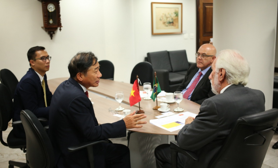 Vice-governador Darci Piana recebe o embaixador da República Socialista do Vietnã no Brasil, Do Ba Khoa, que veio ao Paraná para conhecer a produção agropecuária do Estado. - Curitiba, 22/03/2019 - Foto: Camila Tonett/Vice-Governadoria