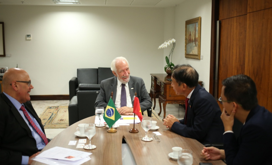 Vice-governador Darci Piana recebe o embaixador da República Socialista do Vietnã no Brasil, Do Ba Khoa, que veio ao Paraná para conhecer a produção agropecuária do Estado. - Curitiba, 22/03/2019 - Foto: Camila Tonett/Vice-Governadoria