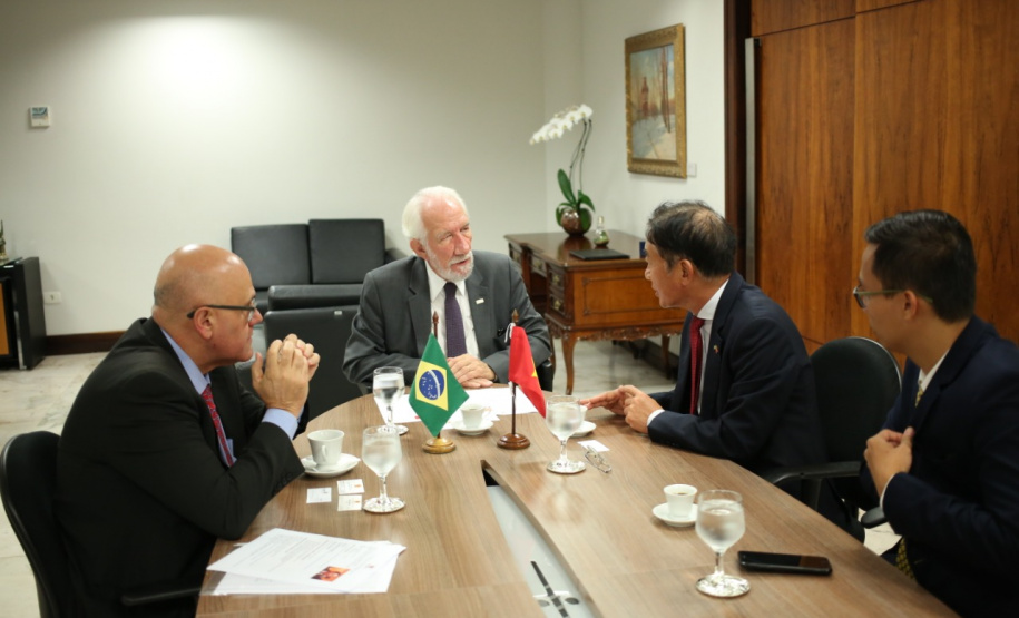 Vice-governador Darci Piana recebe o embaixador da República Socialista do Vietnã no Brasil, Do Ba Khoa, que veio ao Paraná para conhecer a produção agropecuária do Estado. - Curitiba, 22/03/2019 - Foto: Camila Tonett/Vice-Governadoria