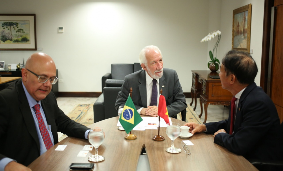 Vice-governador Darci Piana recebe o embaixador da República Socialista do Vietnã no Brasil, Do Ba Khoa, que veio ao Paraná para conhecer a produção agropecuária do Estado. - Curitiba, 22/03/2019 - Foto: Camila Tonett/Vice-Governadoria