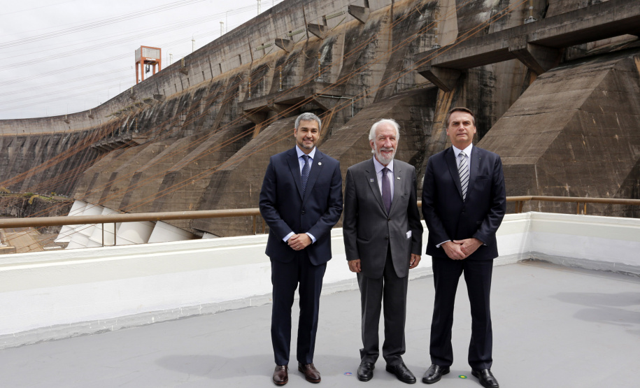 O governador em exercício Darci Piana participou nesta terça-feira (26); da cerimônia de posse do novo diretor-geral brasileiro da Itaipu; general Joaquim Silva e Luna; em Foz do Iguaçu. Presentes na solenidade: Presidente do Brasil; Jair Bolsonaro; presidente do Paraguai; Mario Abdo Benítez; ministros brasileiros de Minas e Energia; almirante Bento Albuquerque e de Relações Exteriores; Ernesto Araújo; entre outros.; -; Foz do Iguaçu; 26/02/2019; -; Foto: Arnaldo Alves/ANPr