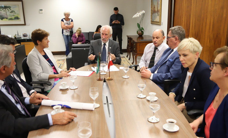 O Governo do Paraná quer estreitar as relações culturais e comerciais com a Polônia. O vice-governador Darci Piana recebeu nesta segunda-feira (18) a cônsul do país em Curitiba, Dorota Bogutyn, e uma comitiva da cidade de Pozna?, formada pelo prefeito Jan Grabkowski Starosta e membros das secretarias da prefeitura. - Curitiba, 18/03/2019 - Foto: José Fernando Ogura/ANPr