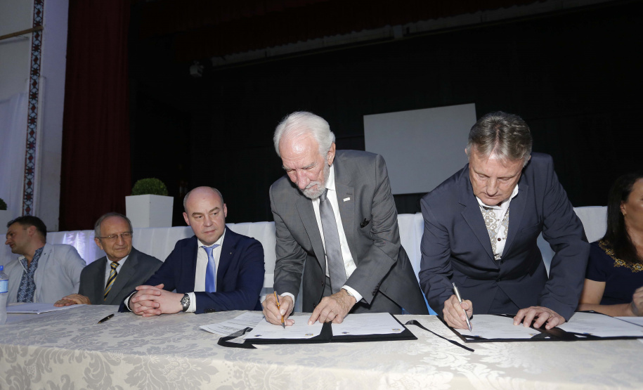 O governador em exercício Darci Piana, participou da assinatura do acordo de parceria e cooperação entre as cidades de Prudentópolis e Ternopil, Ucrânia. Participaram da cerimônia: prefeito de Prudentópolis, Adelmo Luiz Klosowski; Cônsul da Ucrânia no Paraná, Mariano Czaikowski; prefeito de Ternopil, Serhii Nadal; entre outros.Prudentópolis, 06-03-19.Foto: Arnaldo Alves / ANPr.