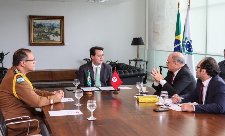 O governador Carlos Massa Ratinho Junior recebe o Embaixador da República da Tunísia no Brasil Mohamed Hedi Soltani e o primeiro Secretário Amine Sayeb, nesta quinta-feira (21) no Palácio Iguaçu. Curitiba, 21/02/2019 - Foto: Geraldo Bubniak/ANPr