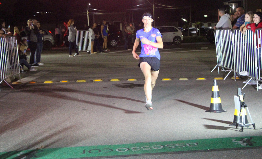 Corrida Noturna da PM tem mais de 500 participantes em Araucária (PR), na RMC. Foto: Soldado Fernando Chauchuti