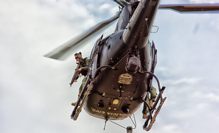 Sete mulheres fazem parte dos grupos de operações especiais da Polícia Civil no Paraná. São cinco lotadas no Centro de Operações Policiais Especiais (Cope), uma no Tático Integrado de Grupos de Repressão Especial (Tigre) e uma no Grupamento de Operações Aéreas (GOA). Bruna Roberta Mayer é uma das integrantes desse elenco e um exemplo de pioneirismo na carreira operacional da instituição.Foto: PMPR