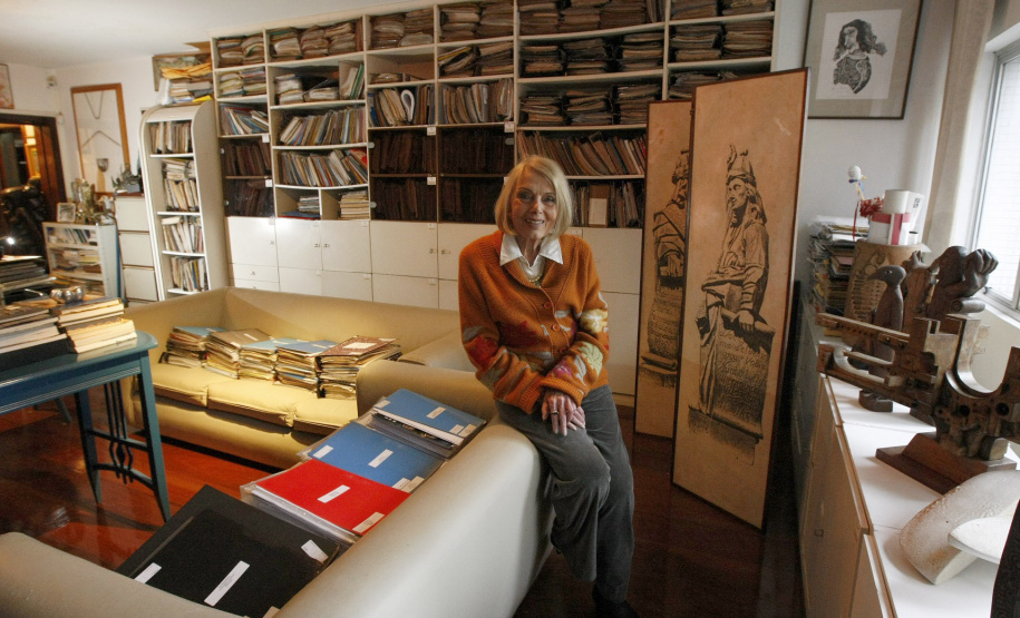 A sala de casa lotada de documentos, a seriedade com a qual levava o seu trabalho e a generosidade com os artistas são algumas das lembranças recorrentes de quem conviveu com a crítica de arte, professora, pesquisadora, historiadora e poeta Adalice Araújo (1931-2012), considerada o principal nome na análise da arte paranaense