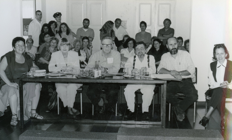 A sala de casa lotada de documentos, a seriedade com a qual levava o seu trabalho e a generosidade com os artistas são algumas das lembranças recorrentes de quem conviveu com a crítica de arte, professora, pesquisadora, historiadora e poeta Adalice Araújo (1931-2012), considerada o principal nome na análise da arte paranaense