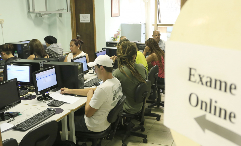 Serão realizados nesta quinta-feira (28) os Exames da Educação de Jovens e Adultos (EJA) Online para seis disciplinas do Ensino Fundamental: Língua Portuguesa e Redação, Língua Estrangeira Moderna – Inglês, Matemática, Ciências, Educação Física e Arte. Para poder fazer as provas, os participantes devem ir nas escolas estaduais credenciadas e retirar o comprovante de inscrição para apresentação no dia 28. - Curitiba, 25/-3/2019 - Foto: Arquivo ANPr