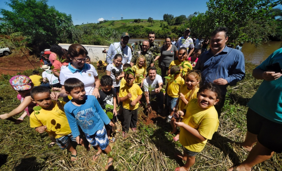 O Governo do Estado, por meio da Secretaria de Desenvolvimento Sustentável e Turismo, realizou neste final de semana (23-24) soltura de peixes, plantio de árvores e atividades de educação ambiental em Campo Mourão, Formosa do Oeste, Quarto Centenário, Alto Paraíso / Porto Figueira.  -  Curitiba, 25/03/2019  -  Foto: Dênis Ferreira Netto/Desenvolvimento Sustentável