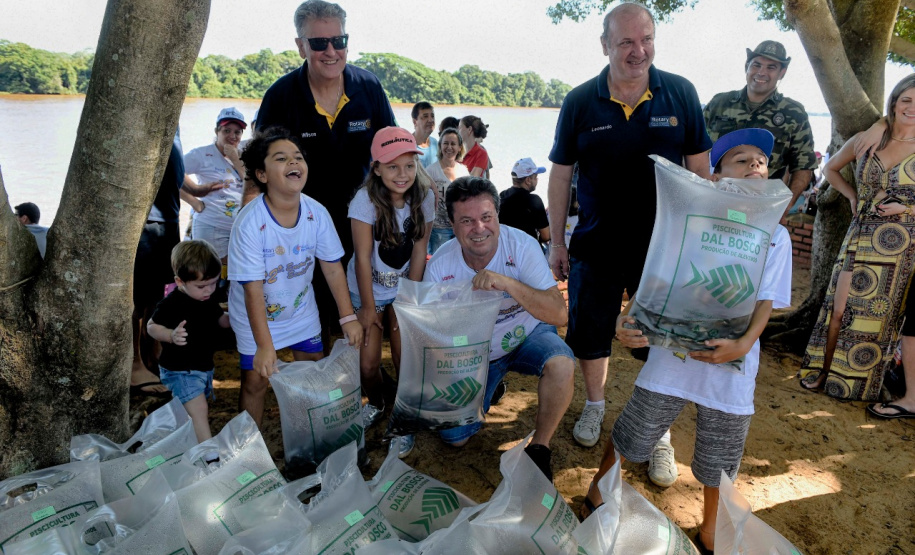 O Governo do Estado, por meio da Secretaria de Desenvolvimento Sustentável e Turismo, realizou neste final de semana (23-24) soltura de peixes, plantio de árvores e atividades de educação ambiental em Campo Mourão, Formosa do Oeste, Quarto Centenário, Alto Paraíso / Porto Figueira.  -  Curitiba, 25/03/2019  -  Foto: Dênis Ferreira Netto/Desenvolvimento Sustentável