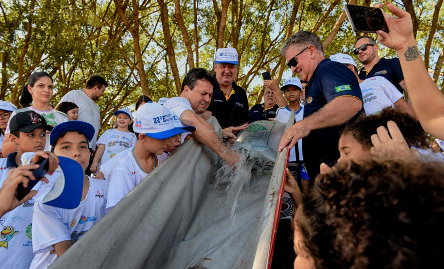 O Governo do Estado, por meio da Secretaria de Desenvolvimento Sustentável e Turismo, realizou neste final de semana (23-24) soltura de peixes, plantio de árvores e atividades de educação ambiental em Campo Mourão, Formosa do Oeste, Quarto Centenário, Alto Paraíso / Porto Figueira.  -  Curitiba, 25/03/2019  -  Foto: Dênis Ferreira Netto/Desenvolvimento Sustentável