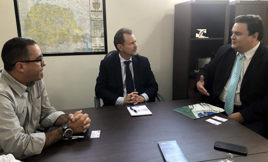 A Controladoria Geral do Estado firmou um termo de cooperação técnica nesta segunda-feira (25) com a Junta Comercial do Paraná (Jucepar). O controlador-geral do Estado, Raul Siqueira e o presidente da Junta Comercial, Marcos Rigoni assinaram o termo - Curitiba, 25/03/2019 - Foto: Divulgação Junta Comercial do Paraná