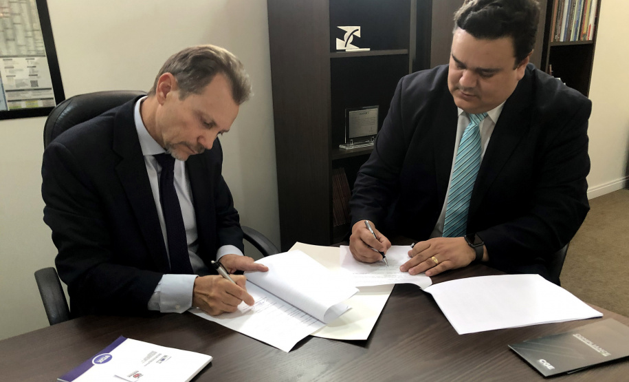 A Controladoria Geral do Estado firmou um termo de cooperação técnica nesta segunda-feira (25) com a Junta Comercial do Paraná (Jucepar). O controlador-geral do Estado, Raul Siqueira e o presidente da Junta Comercial, Marcos Rigoni assinaram o termo - Curitiba, 25/03/2019 - Foto: Divulgação Junta Comercial do Paraná