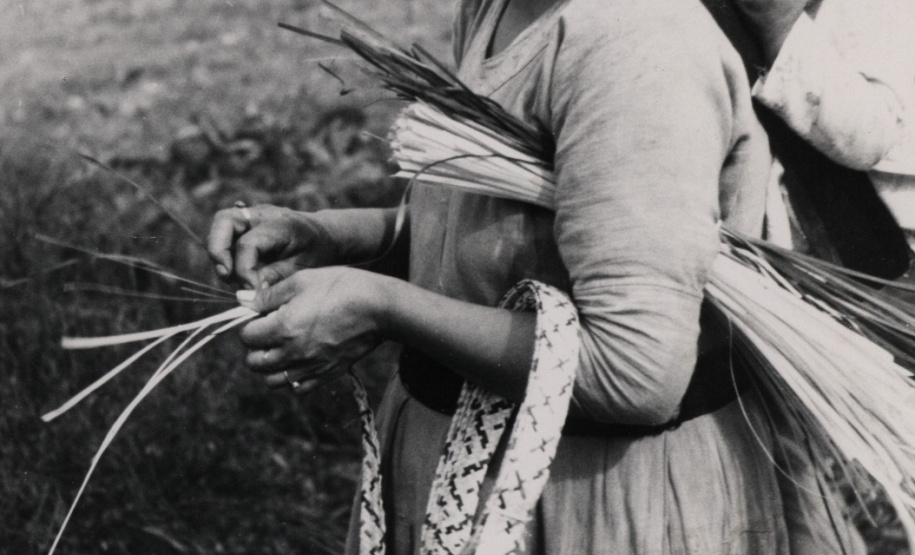 Museu Paranaense promove curso de língua e cultura kaingang. Na foto, Mulher Kaingang carregando o filho nas costas enquanto confecciona um chapéu de taquar. Terra Indígena Ivaí - Municípios de Manoel Ribas e Pitanga. - Curitiba, 25/03/2019 - Foto: Vladimir Kozák/Acervo Museu Paranaense