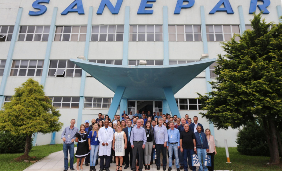 A Companhia de Saneamento do Paraná (Sanepar) está comemorando os 50 anos da Estação de Tratamento de Água (ETA) Iguaçu, a mais antiga em funcionamento em Curitiba e uma das mais importantes estações da Sanepar. Com área construída de 1.480 metros quadrados, a ETA fica no bairro Uberaba, na Marginal da BR 277, já na saída para o Litoral do Estado. Na foto, Saneparianos comemoram os 50 anos da ETA Iguaçu em evento sobre melhorias   -  Curitiba, 26 03 2019  -  Foto: Arquivo Sanepar