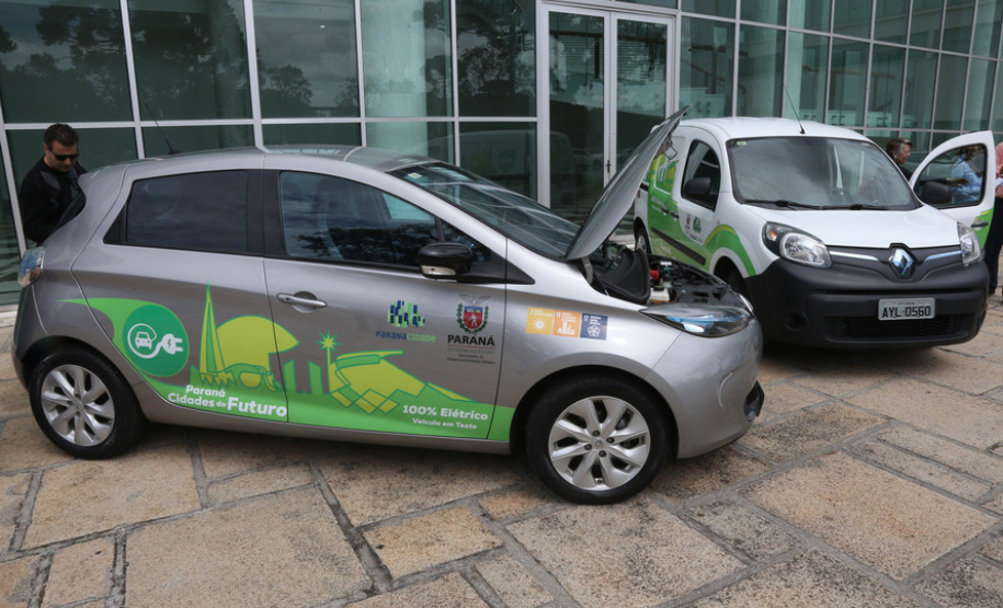 A determinação do governador Carlos Massa Ratinho Junior de transformar o Paraná em um Estado inovador e sustentável foi a tônica da reunião realizada nesta segunda-feira (25) entre técnicos do Serviço Social Autônomo Paranacidade, órgão ligado à Secretaria do Desenvolvimento Urbano, e de outras instituições, como a Copel, Sanepar e Fundação Araucária