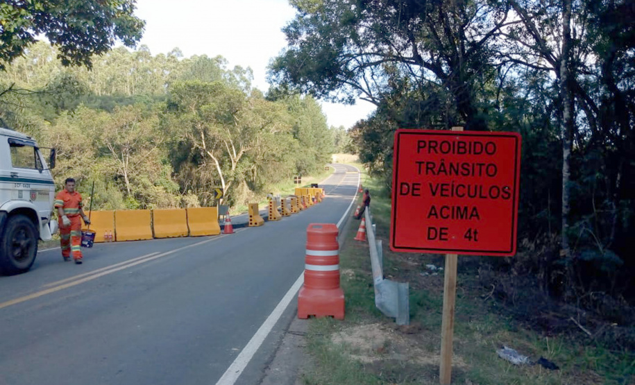 Tráfego na PR-340, entre Tibagi e Telêmaco Borba, foi liberado em meia pista na tarde desta terça-feira (25/3). Foto:DER